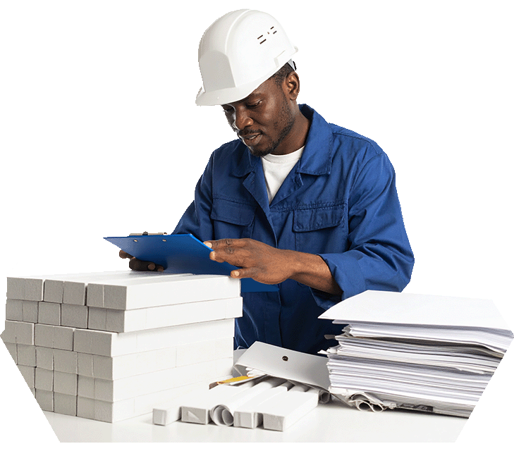 Twee medewerkers klaar om te helpen bij het beheren van stuklijsten in batch