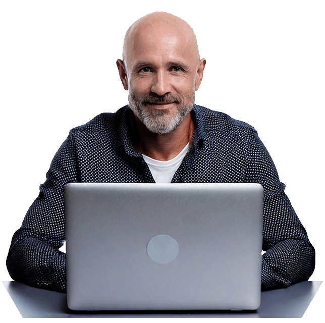 Consultant achter laptop werkt met BaS WebPortal eCommerce oplossing