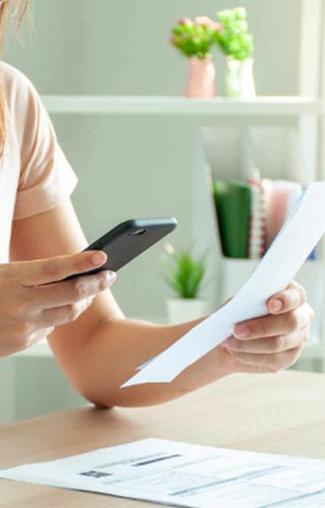 Illustratie van Scan & Herken-proces waarbij documenten via OCR-technologie worden gedigitaliseerd